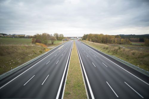 Nieuwe A11-snelweg, symbool voor verbeterde infrastructuur en bereikbaarheid.