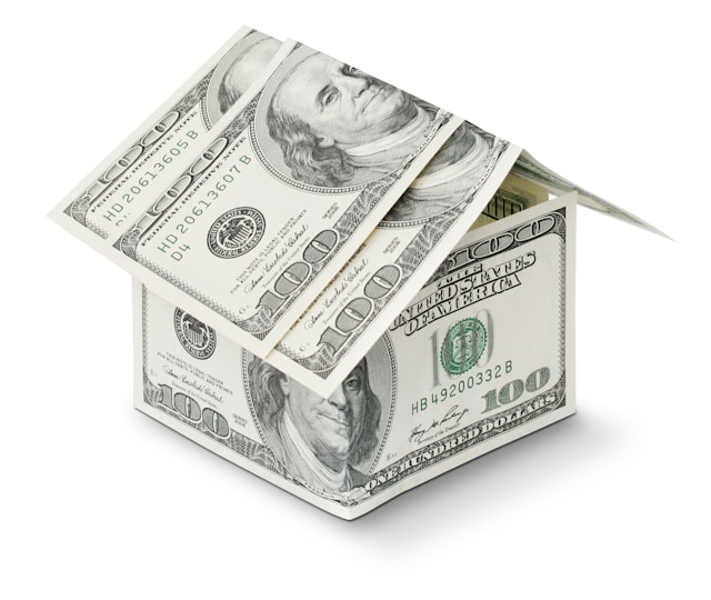Een miniatuurhuis gemaakt van honderd-dollarbiljetten, symboliserend de financiële aspecten van vastgoed.