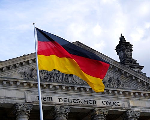 De Duitse vlag wappert voor een historisch gebouw